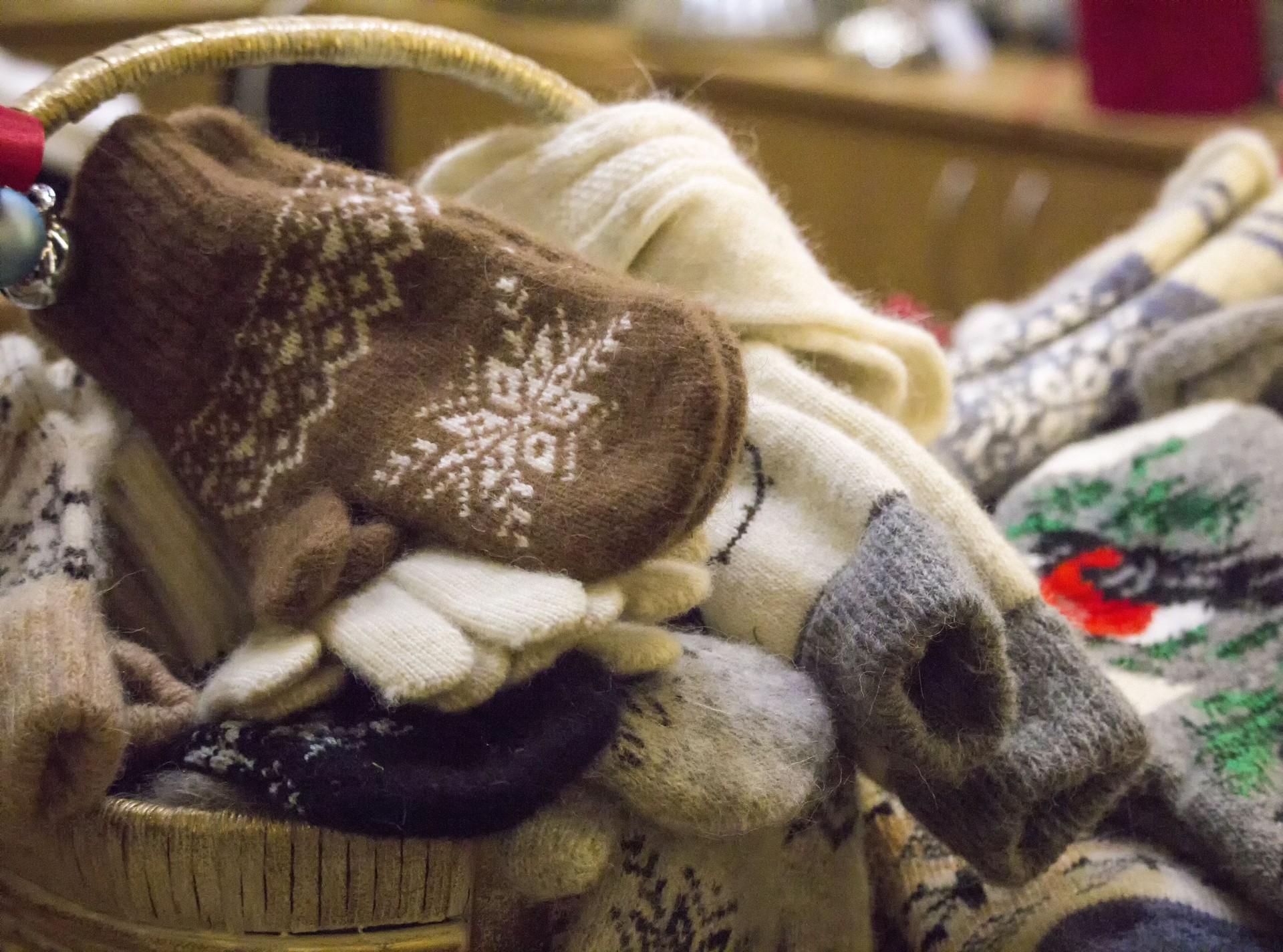 selling woolen knitted winter mittens, gloves and socks
